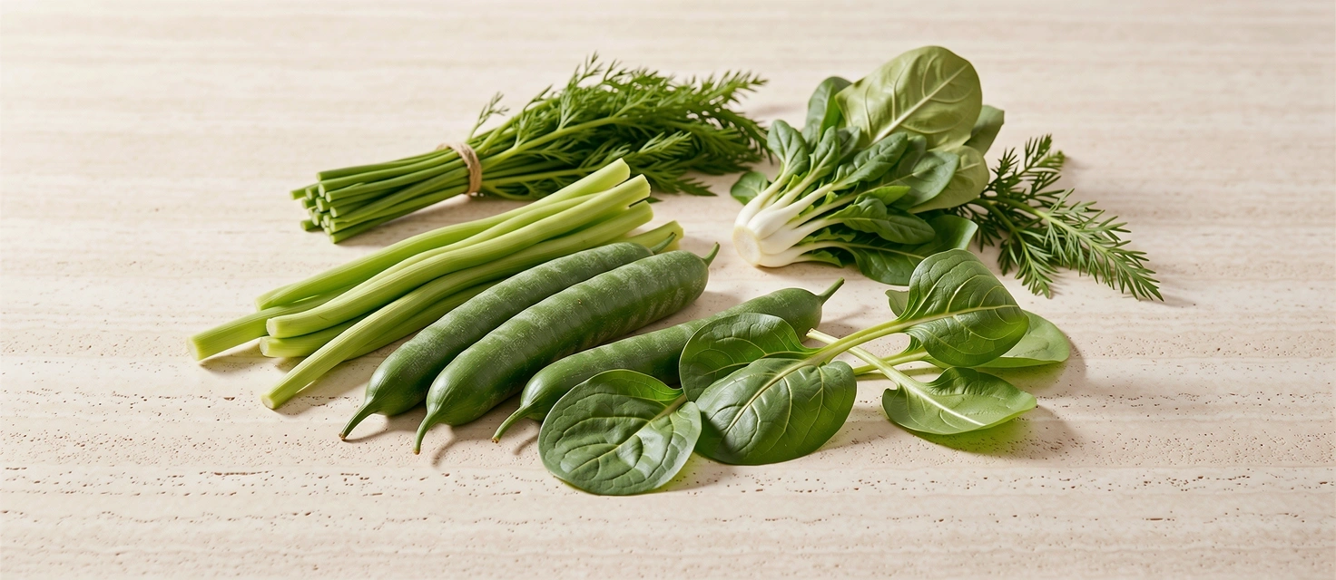 Frisches Gemüse in minimalistischer Komposition